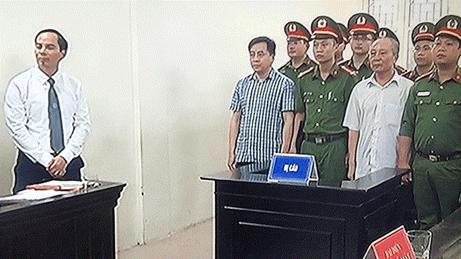 Ông Phan Văn Anh Vũ bị phạt 9 năm tù Bên trong phòng tuyên án chiều 30/7. Ảnh chụp màn hình. Báo Tiền phong