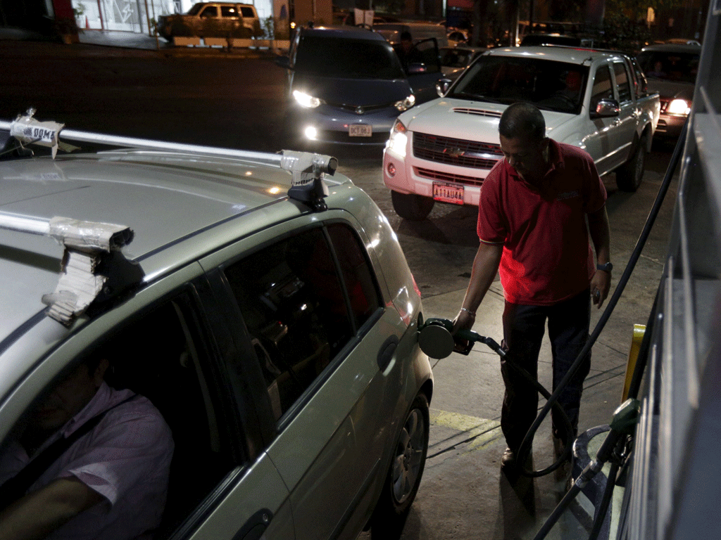 Venezuela tăng giá xăng 60 lần - ảnh 1