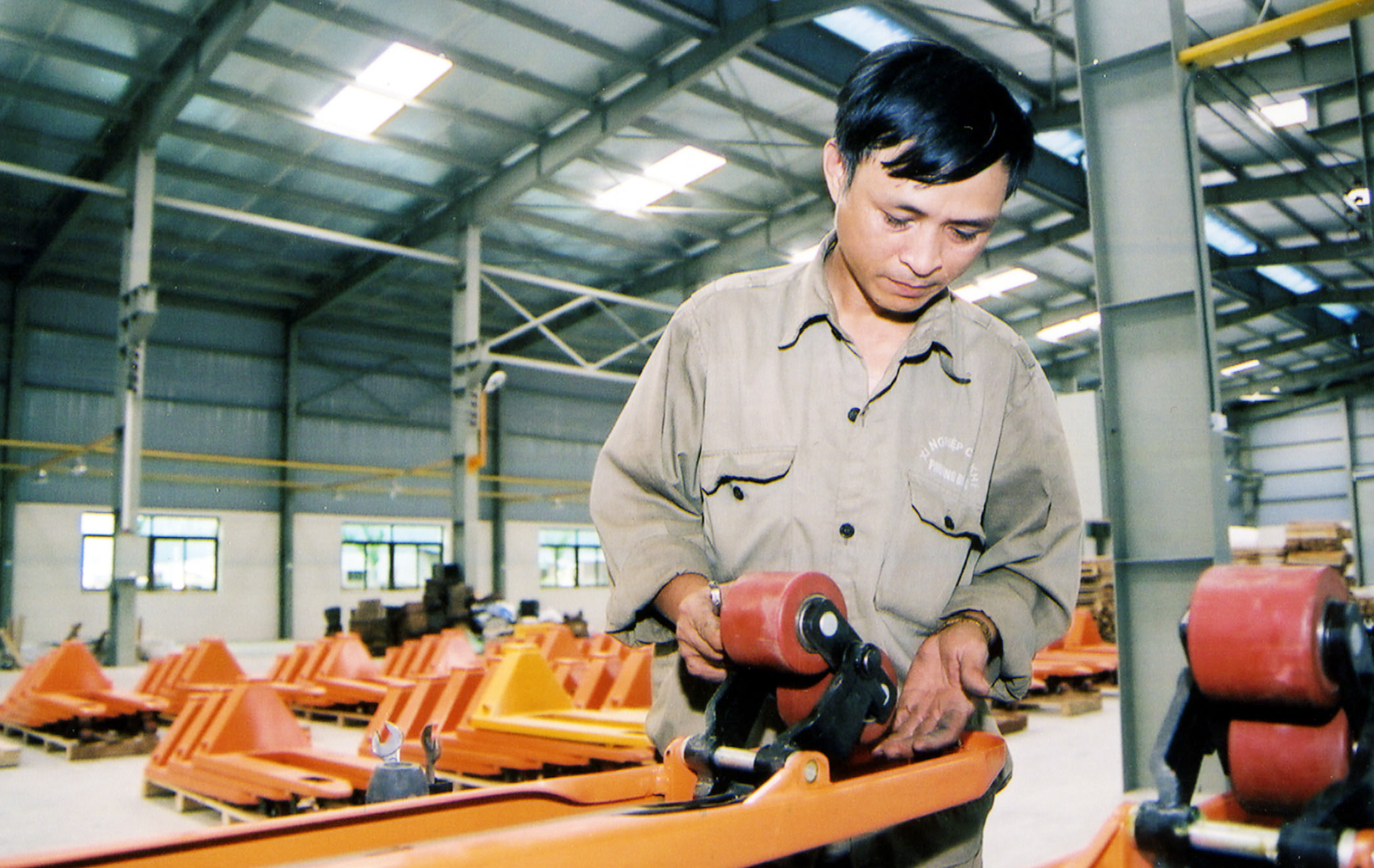Bước tiến mới trong nội dung Dự thảo Luật Hỗ trợ DNNVV Dự thảo Luật lần này có những điểm mới so dự thảo trình Quốc hội kỳ hợp trước, được thiết kế theo hướng tuân thủ nguyên tắc thị trường, hỗ trợ có thời hạn giúp DNNVV ổn định sản xuất, kinh doanh… Ảnh: Tường Lâm
